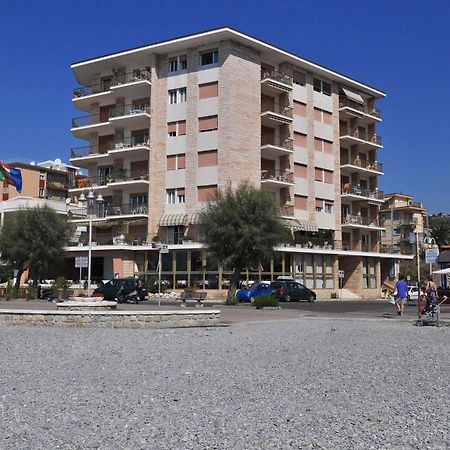 Gaiavacanze Beach Apartment Bordighera Exteriér fotografie